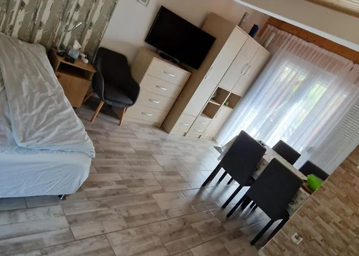 Sarkoezi Nyaralo בית נופש בלטונאקאלי